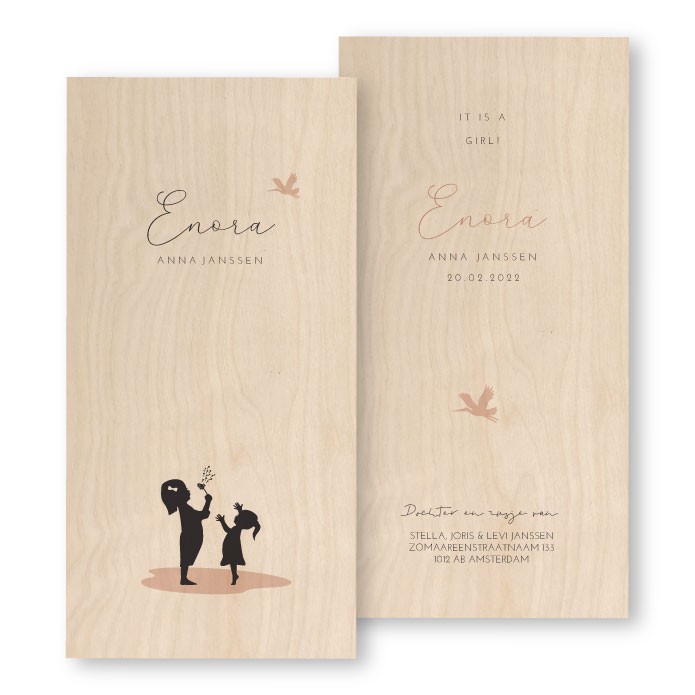 Geboortekaartje hout spelende zusjes Enora